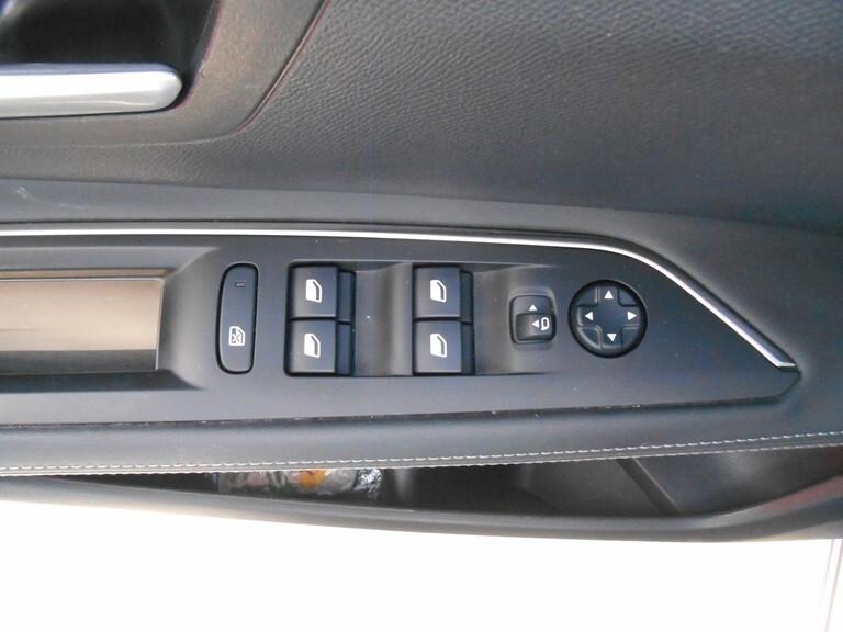 Peugeot 3008 BENZINA AUTOMATICO KM 22000