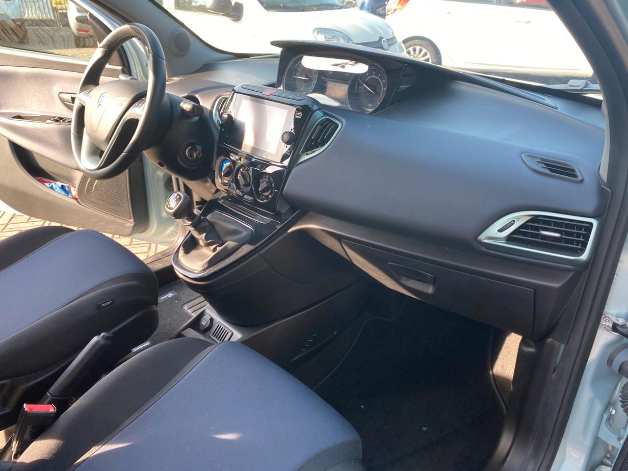 Lancia Ypsilon 1.0 FireFly 5 porte S&S Hybrid Platino