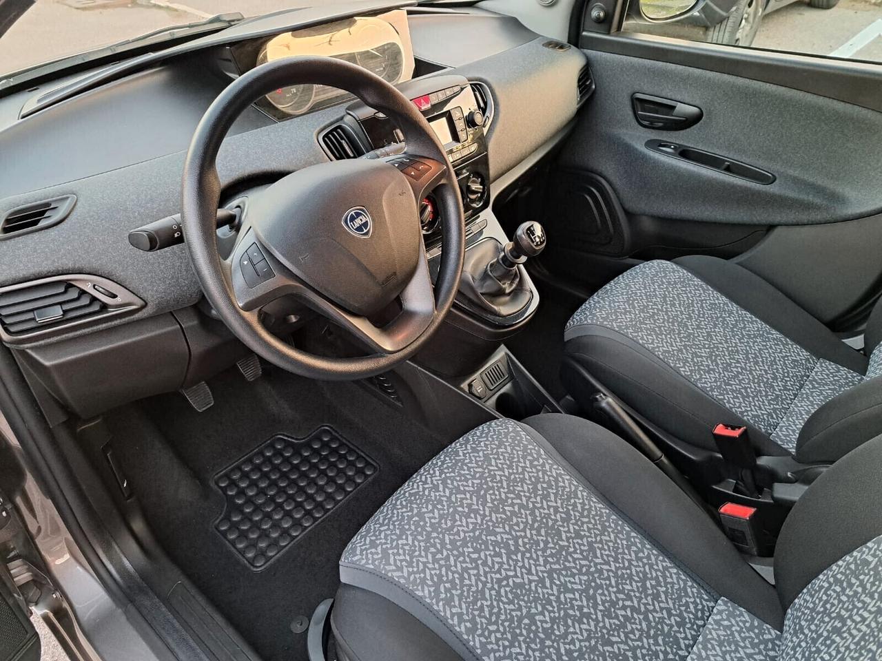 Lancia Ypsilon 1.0 FireFly 5 porte S&S Hybrid Ecochic Silver