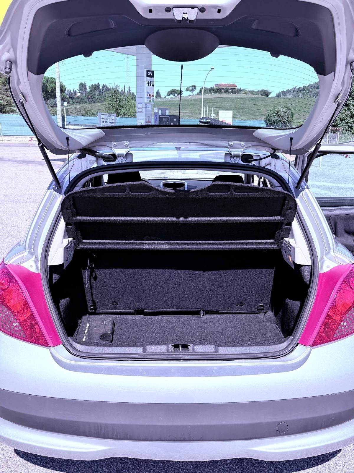 Peugeot 207 1.4 HDi 70CV 5p. Ok neopatentati