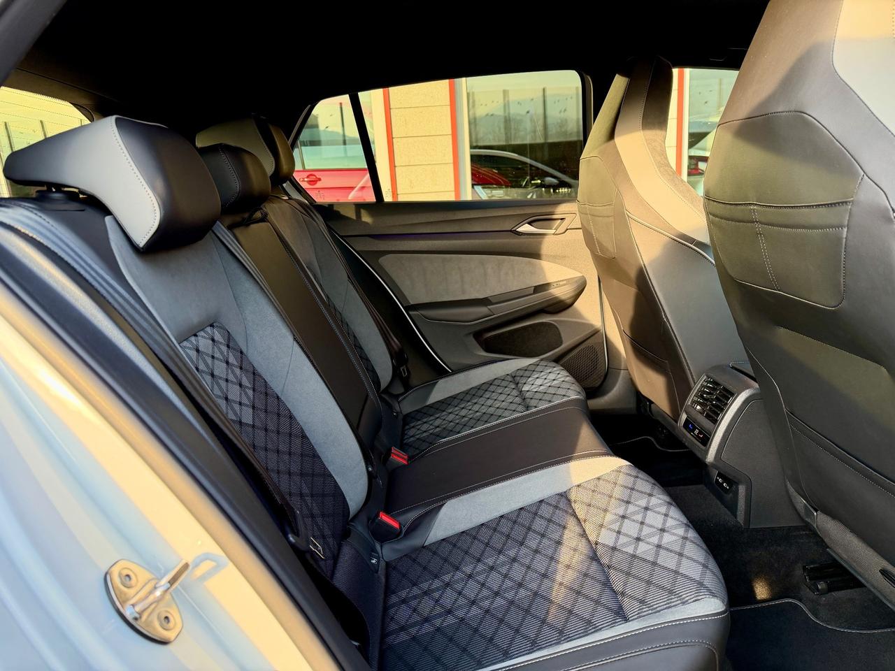 Volkswagen Golf 8 2.0 TSI DSG 4Motion R-Line