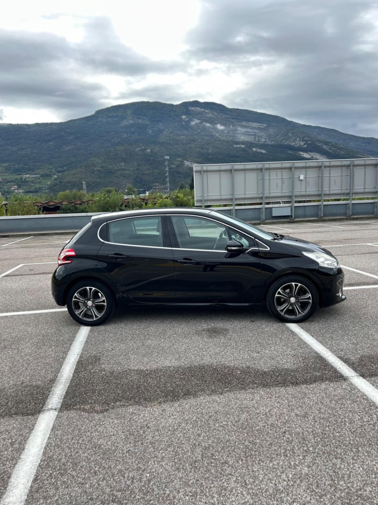 Peugeot 208 1.4 HDi 68 CV Active Neopatentati