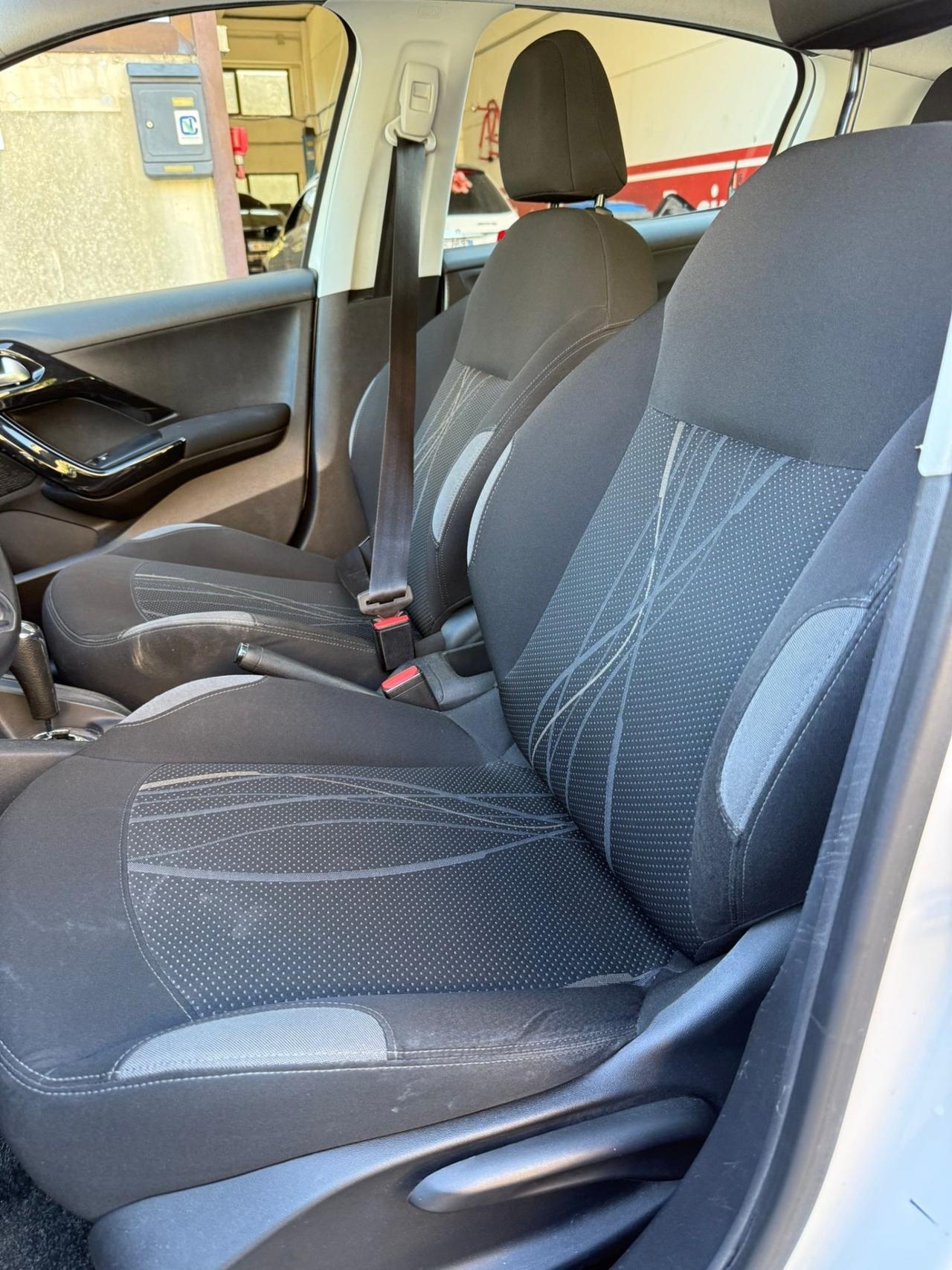 Peugeot 208 1.4 e-HDi 68 CV S&S robotizzato 5 porte Active