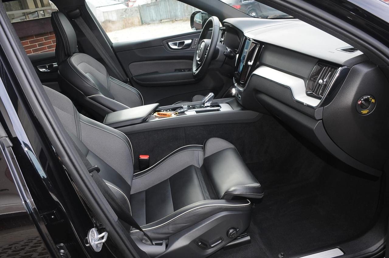 Volvo XC 60 XC60 B4 (d) AWD automatico Plus Dark