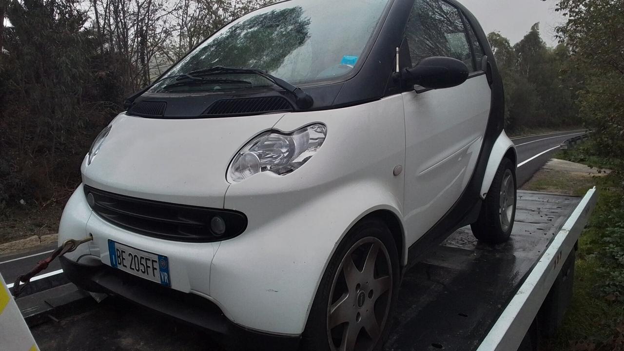 Smart Fortwo 600 con motore danneggiato