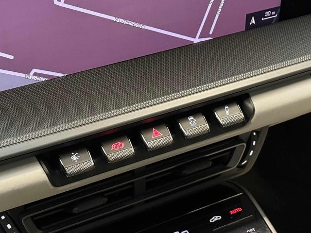 PORSCHE 911 Carrera 4