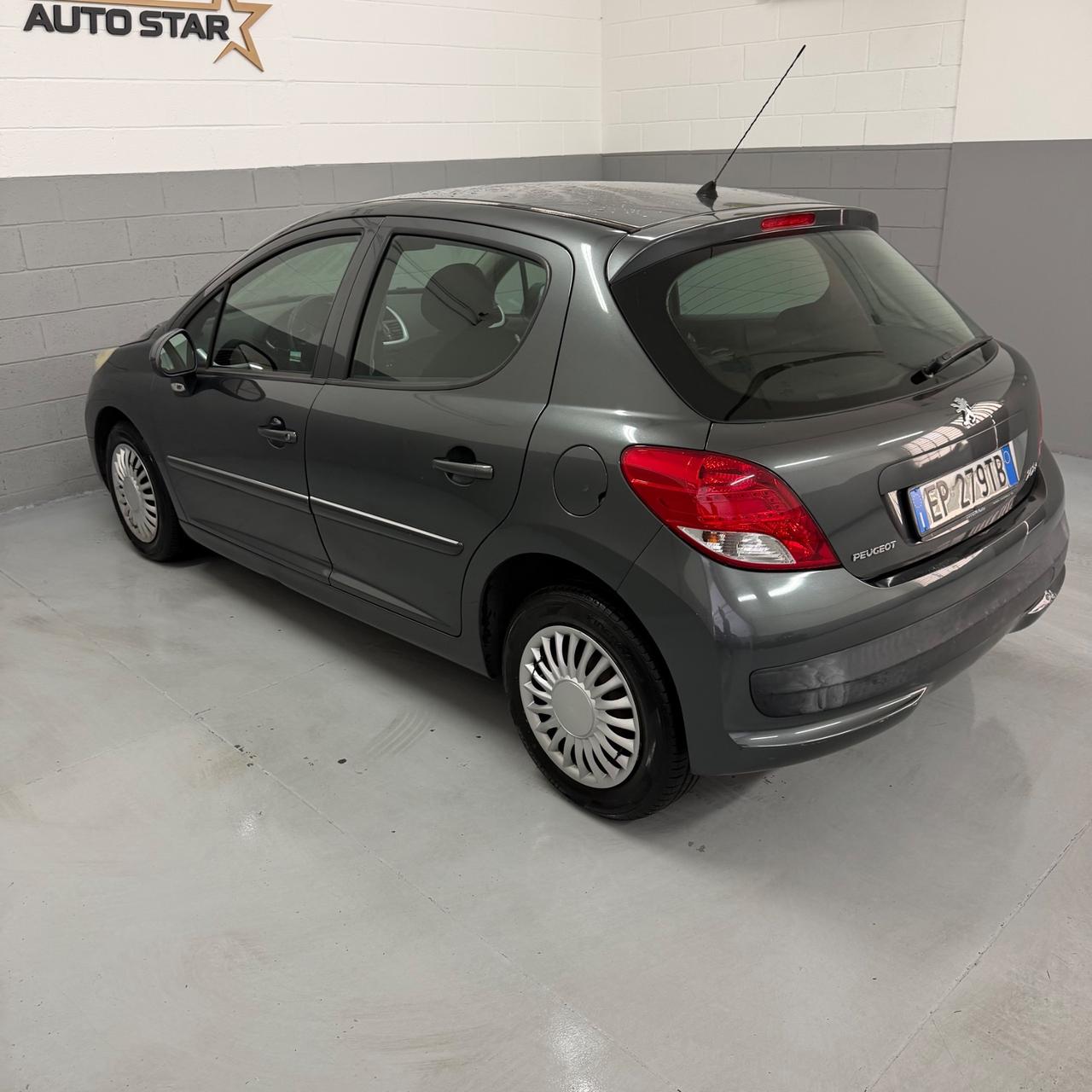 Peugeot 207 1.4 8V 75CV NEOPATENTATI EURO5