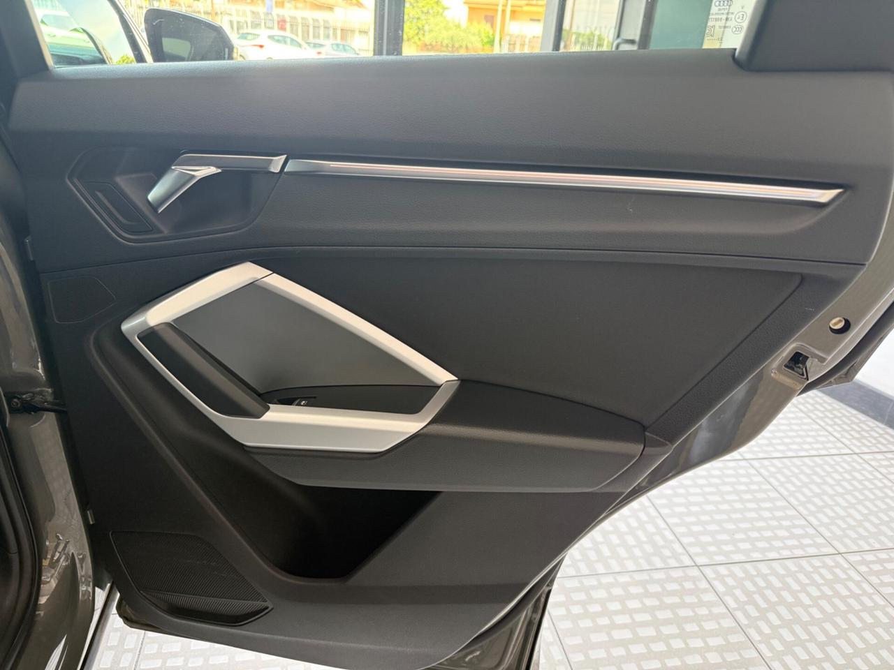Audi Q3 35 TDI S tronic Identity Black SLine