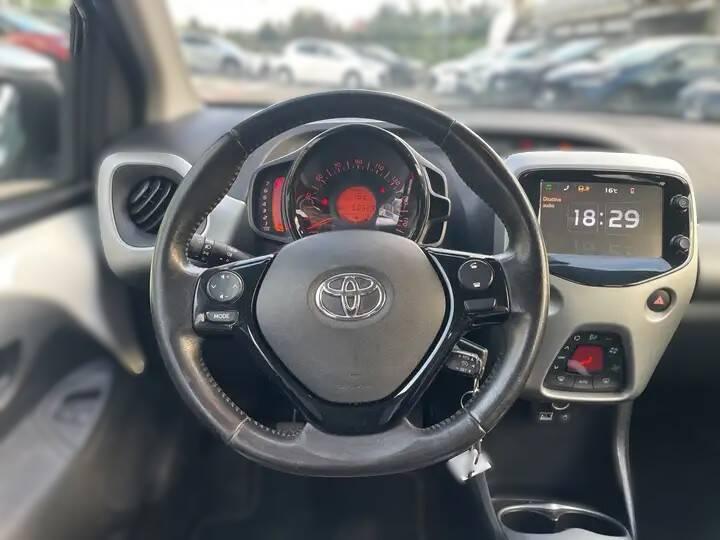 Toyota Aygo 1.0 x-play 5p m-mt my15