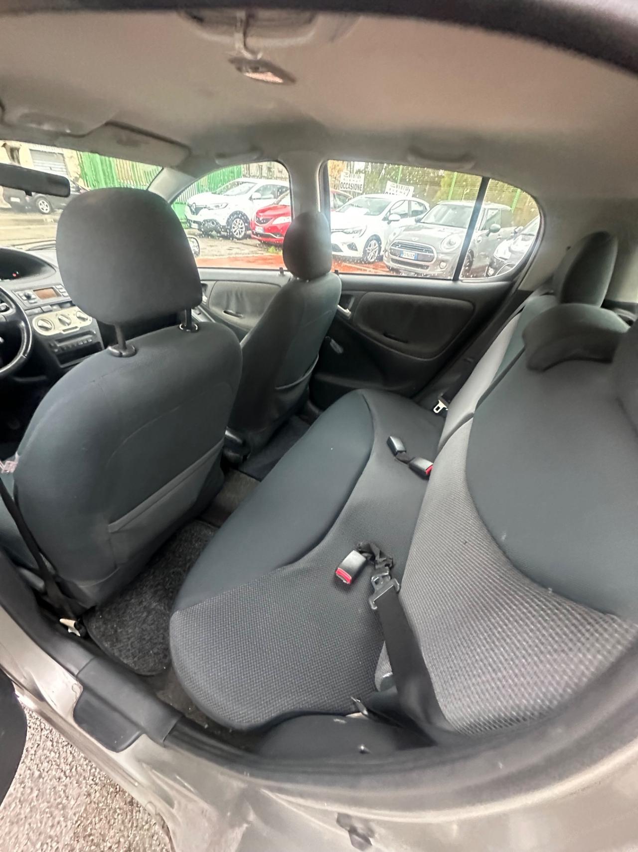 Toyota Yaris 1.0i 16V cat 5 porte Sol