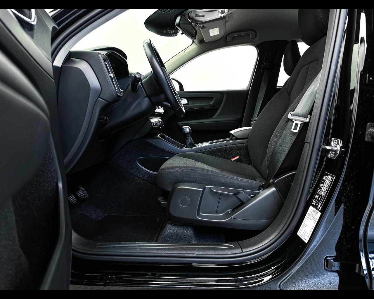 VOLVO XC40 T2 Momentum Core