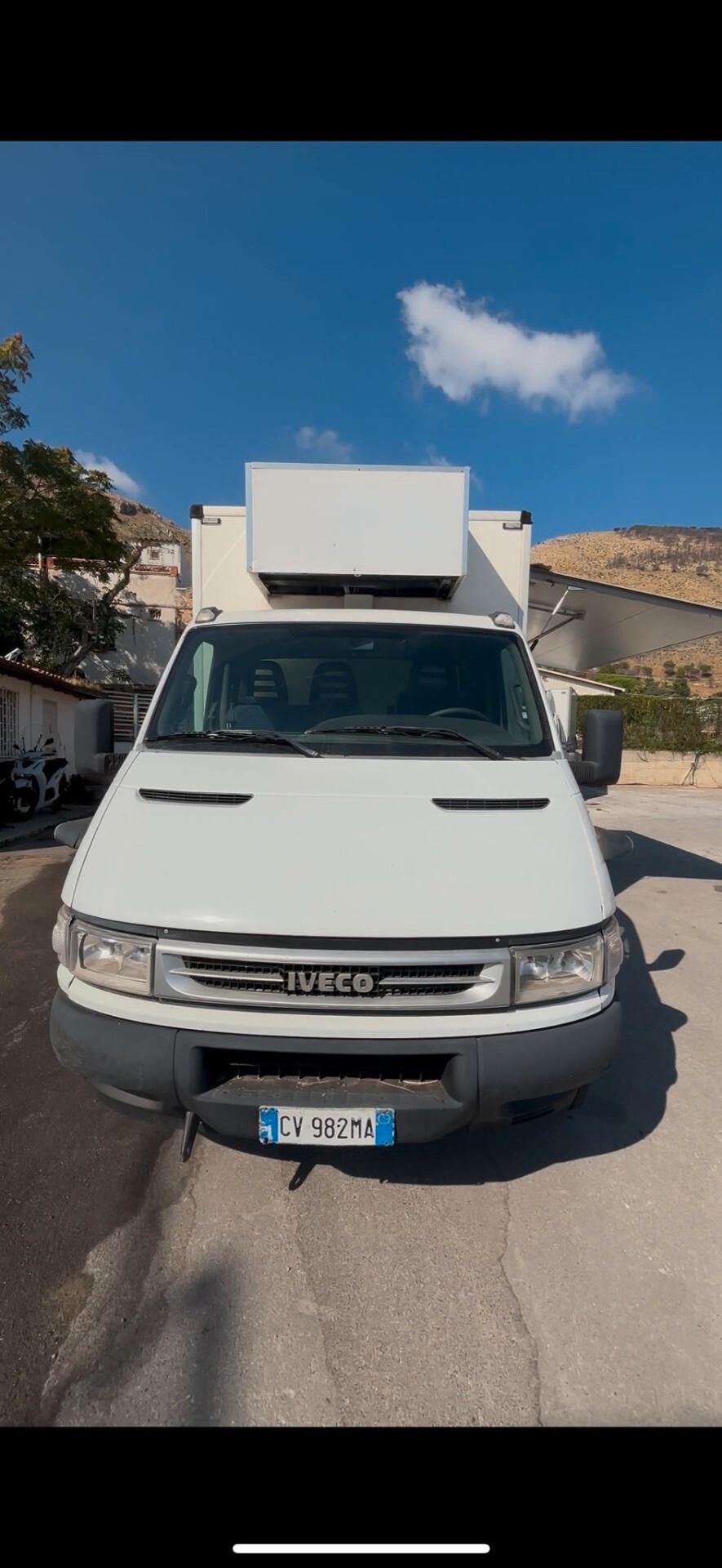 IVECO DAILY 65C/60 CON ALLESTIMENTO A PANINERIA COMPLETO DI TUTTO PIASTRA BANCONI FRIGORIFERI PICCOLO E GRANDE KAPPA AFFETTATRICE FRIGGITRICE AUTOCLAVE DI ACQUA DA 100 LITRI PER BANCONE DI PULIZIA LAVANDINO GRUPPO ELETTROGENO E PRONTO PER LAVORARE PE