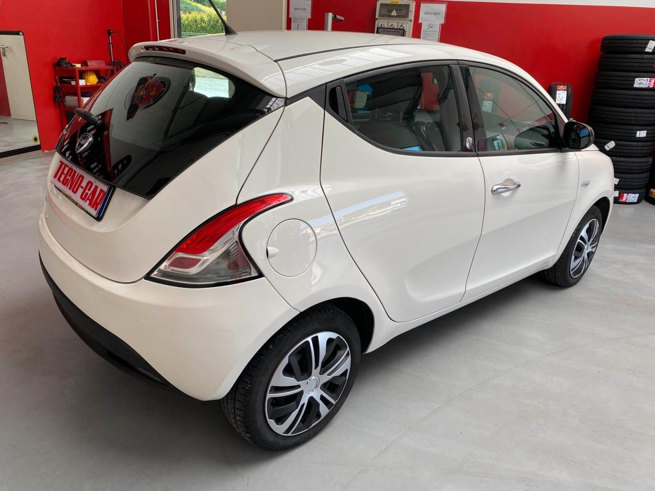 Lancia Ypsilon 1.2 69 CV 5 porte GPL Ecochic Silver