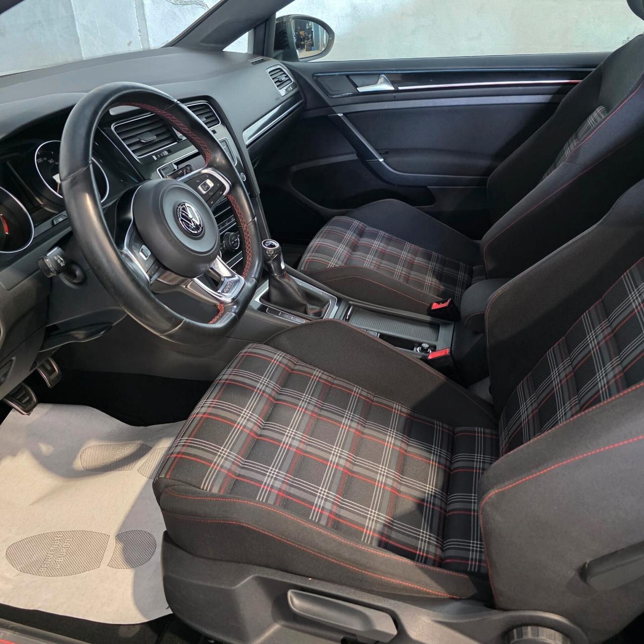 Volkswagen Golf GTI 2.0 TFSI