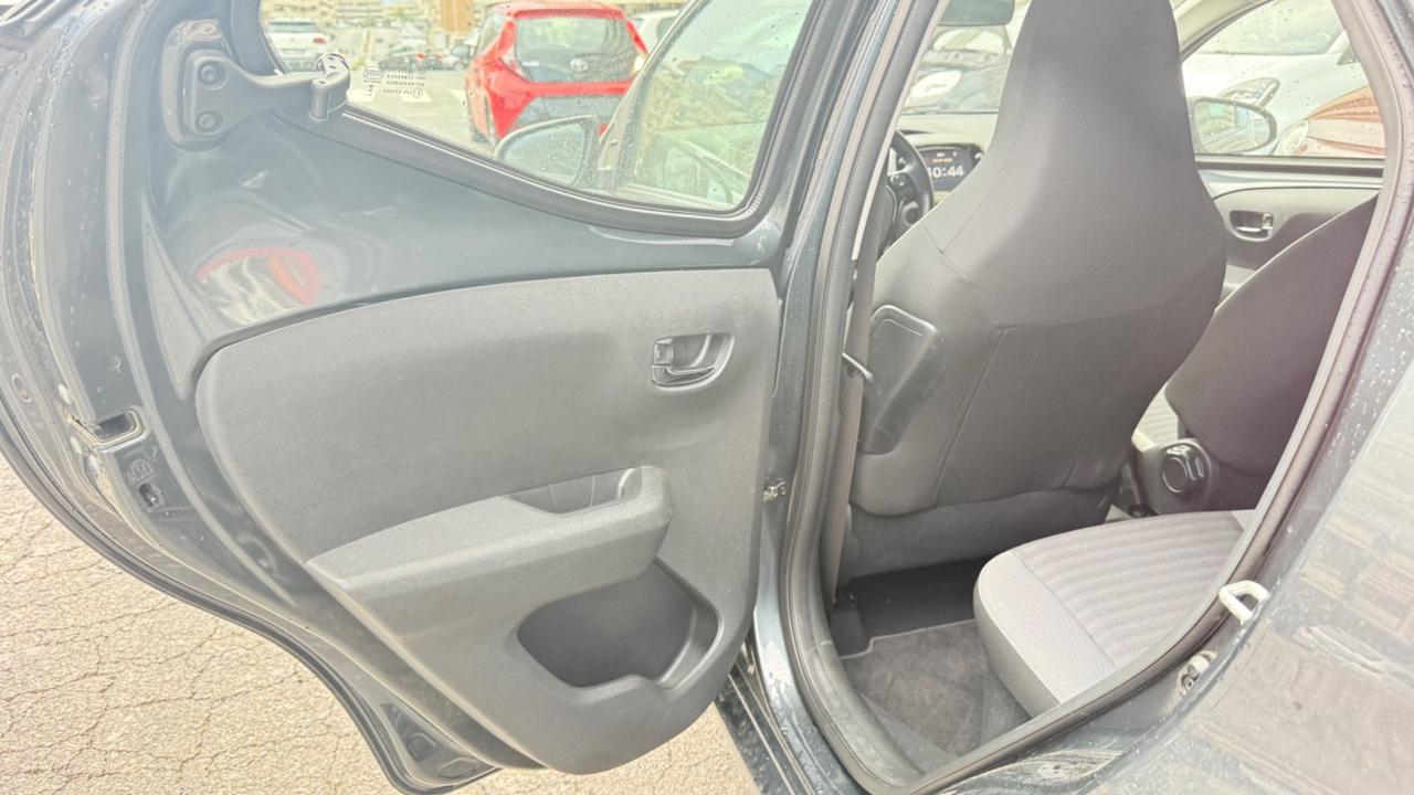 Toyota Aygo 1.0 VVT-i 72 CV 5 porte x-play MMT C.AUTOMATICO LED NAVI KAMERA PDC CERCHI 16