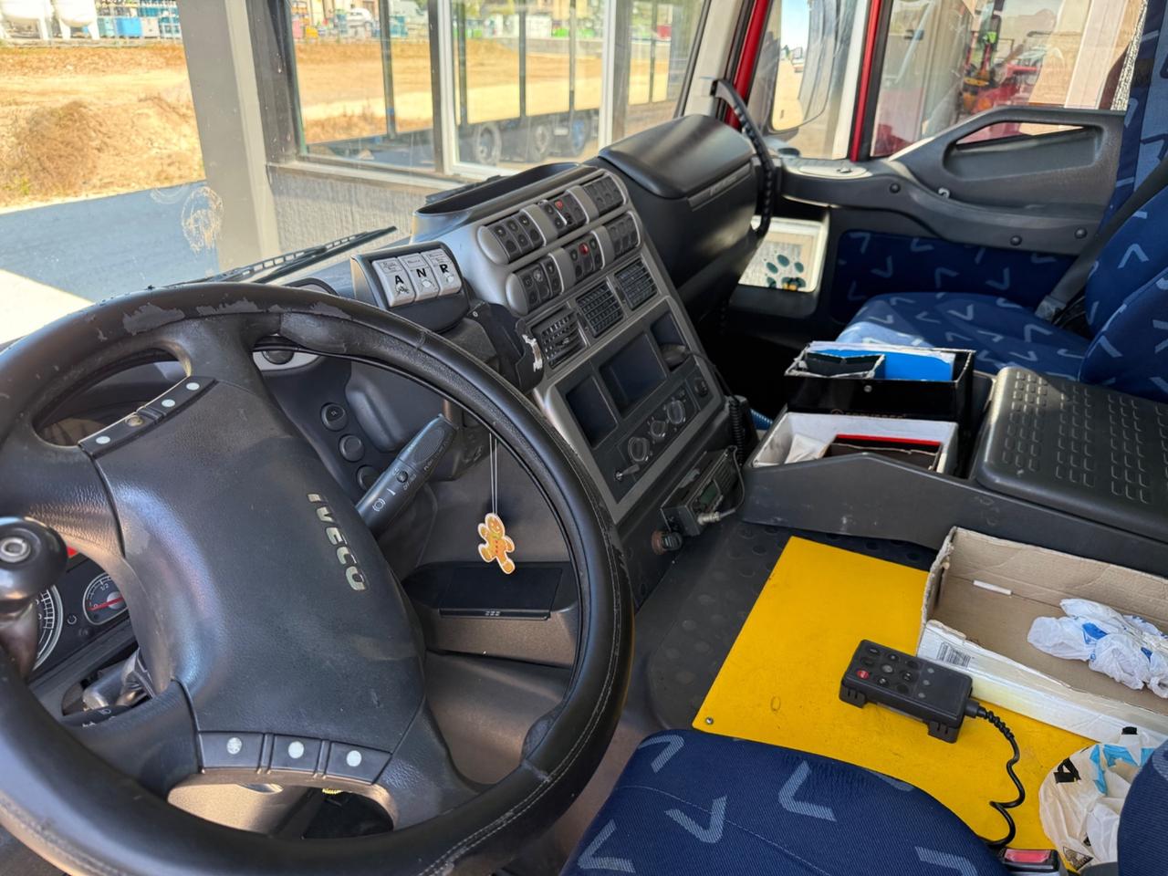 Iveco Stralis 190S31 isotermico con frigo 0°C e sponda