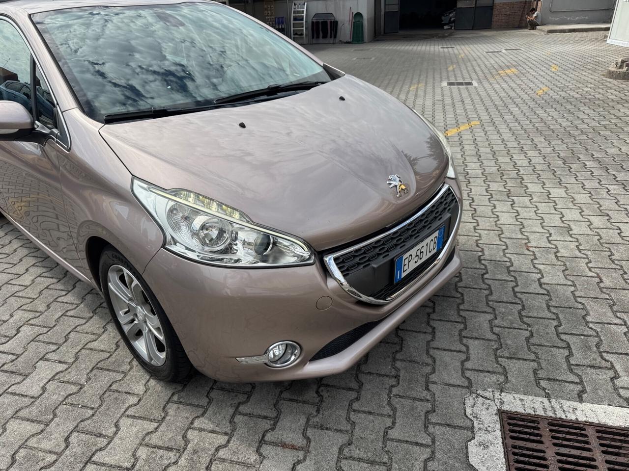 Peugeot 208 1.4 e-HDi 92 CV 5 porte neopatentati