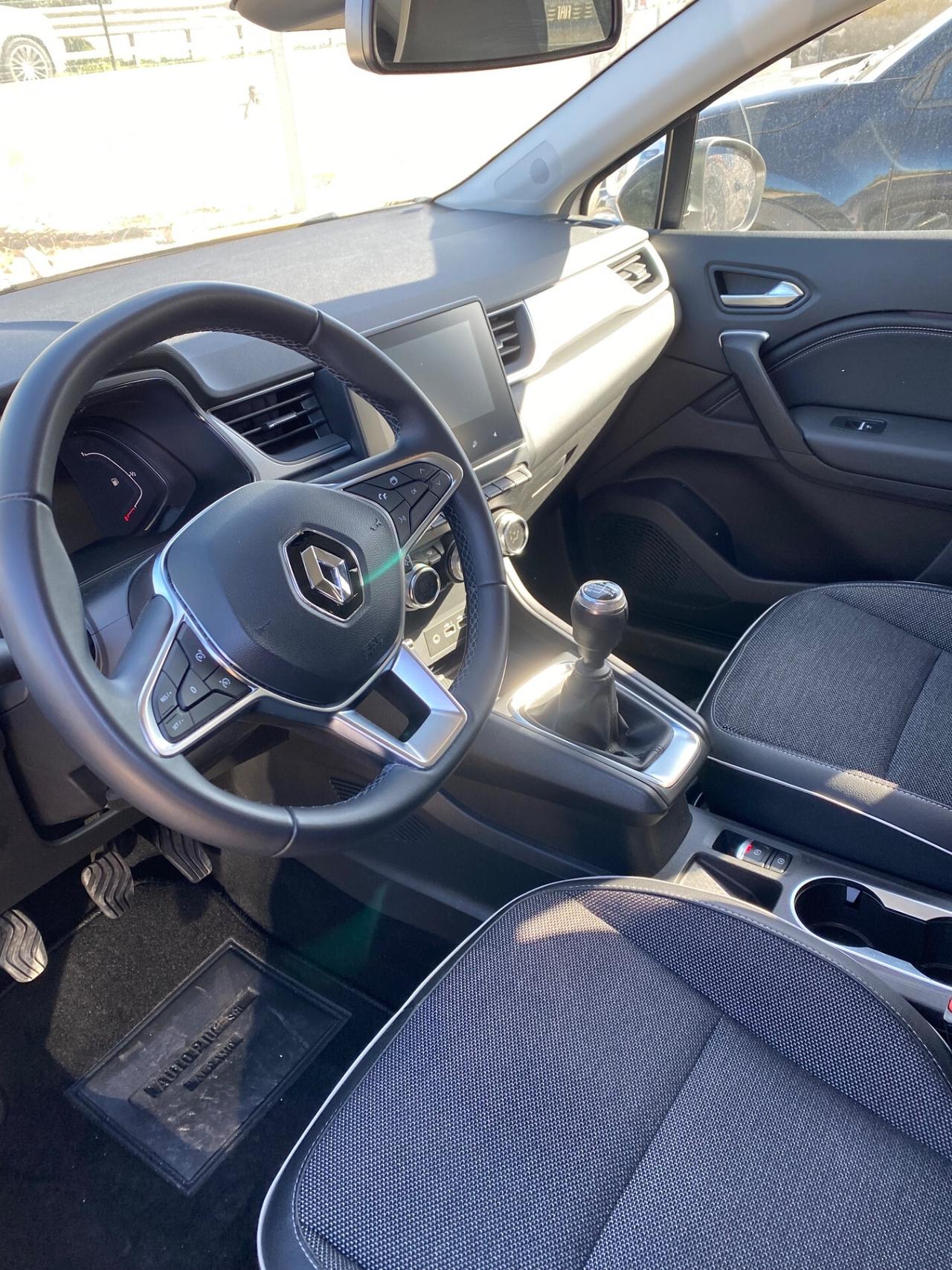 Renault Captur TCe 90 CV Techno compresa di passaggio