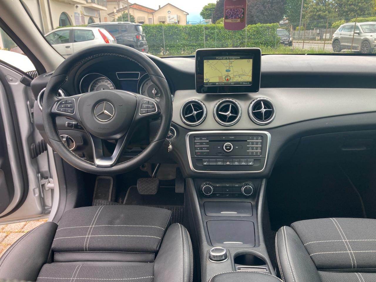 Mercedes-Benz GLA 200 Sport Automatica Panorama Cerchi X 18