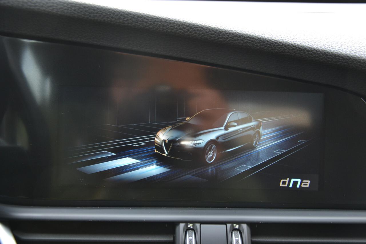 Alfa Romeo Giulia 2.0 200CV AT8 NAV LED RCAM PDC *PREZZO VERO*