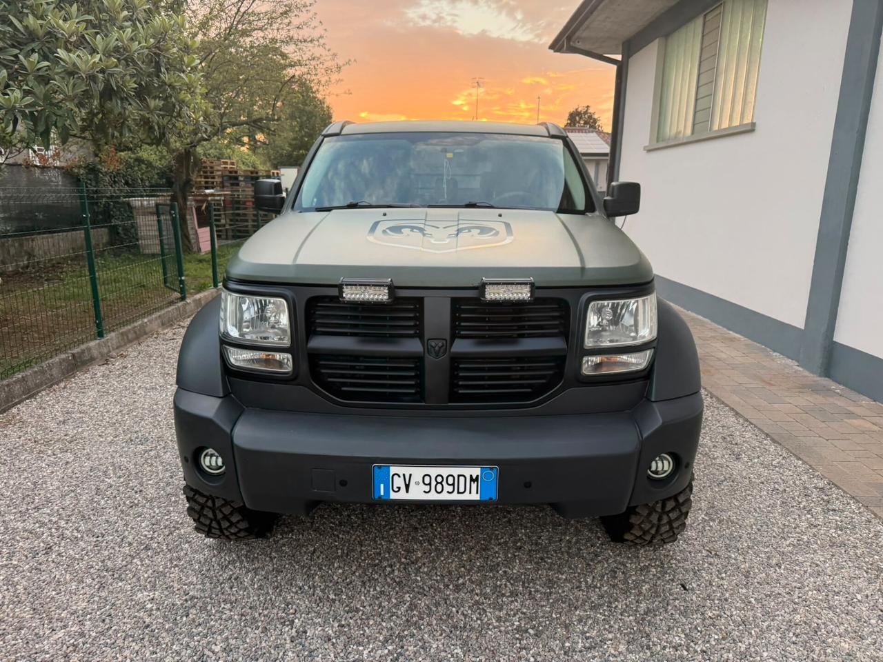 Dodge Nitro 2.8 CRD Automatico – Assetto Rialzato – 3 Set Ruote – Gancio Traino