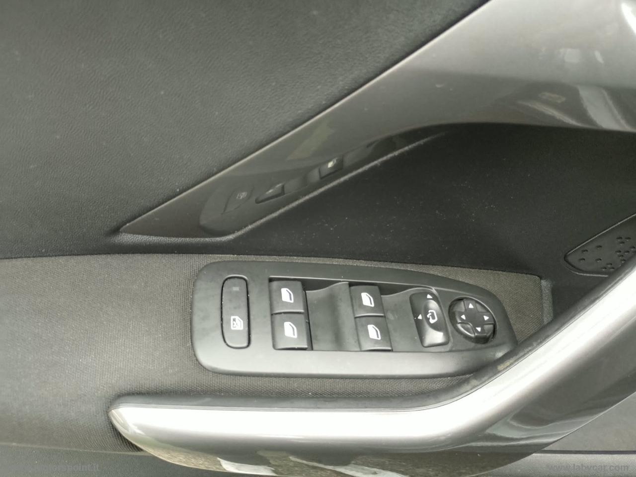 PEUGEOT 2008 BlueHDi 100 S&S Allure