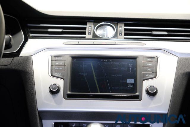 VOLKSWAGEN Passat Variant 1.6 TDI SCR DSG R-LINE BMT