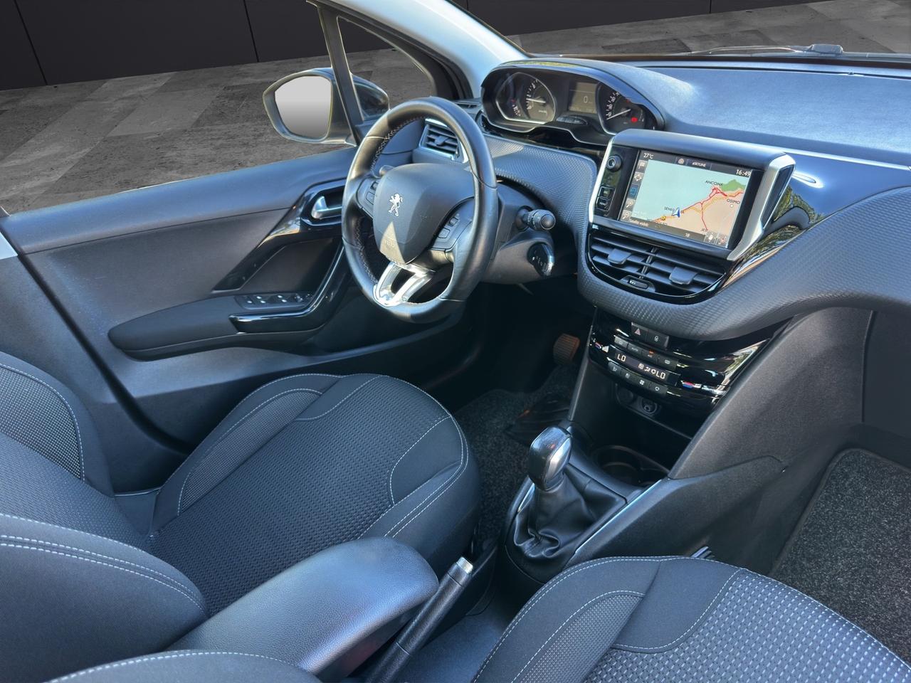 Peugeot 208 PureTech 82 5 porte Allure BLACK LINE