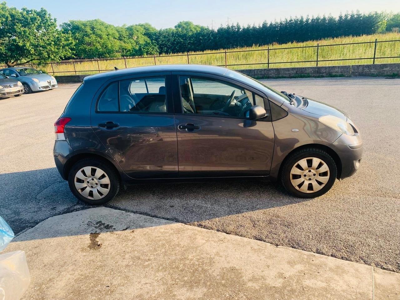 Toyota Yaris 1.0 benzina 2010 130.000km neo