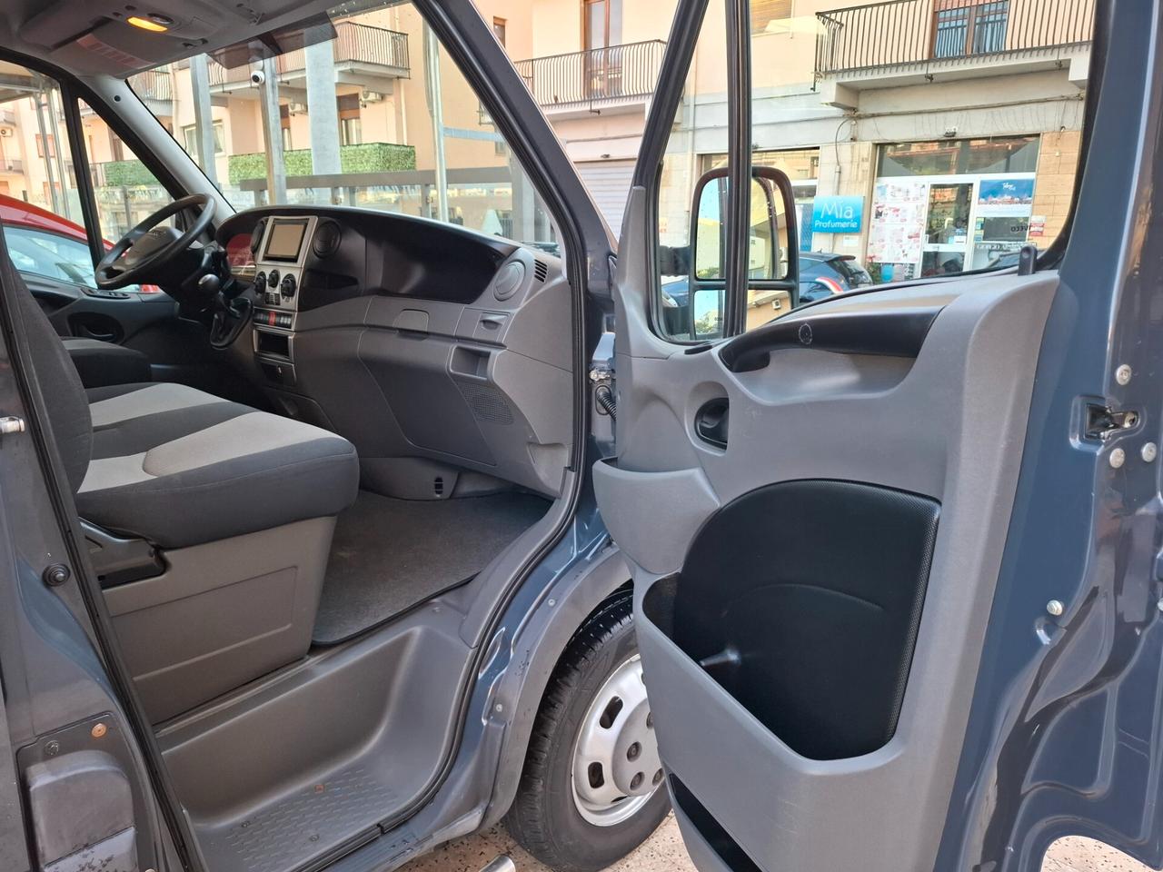 Iveco Daily 3.0-MATIC-CABINATO BOX