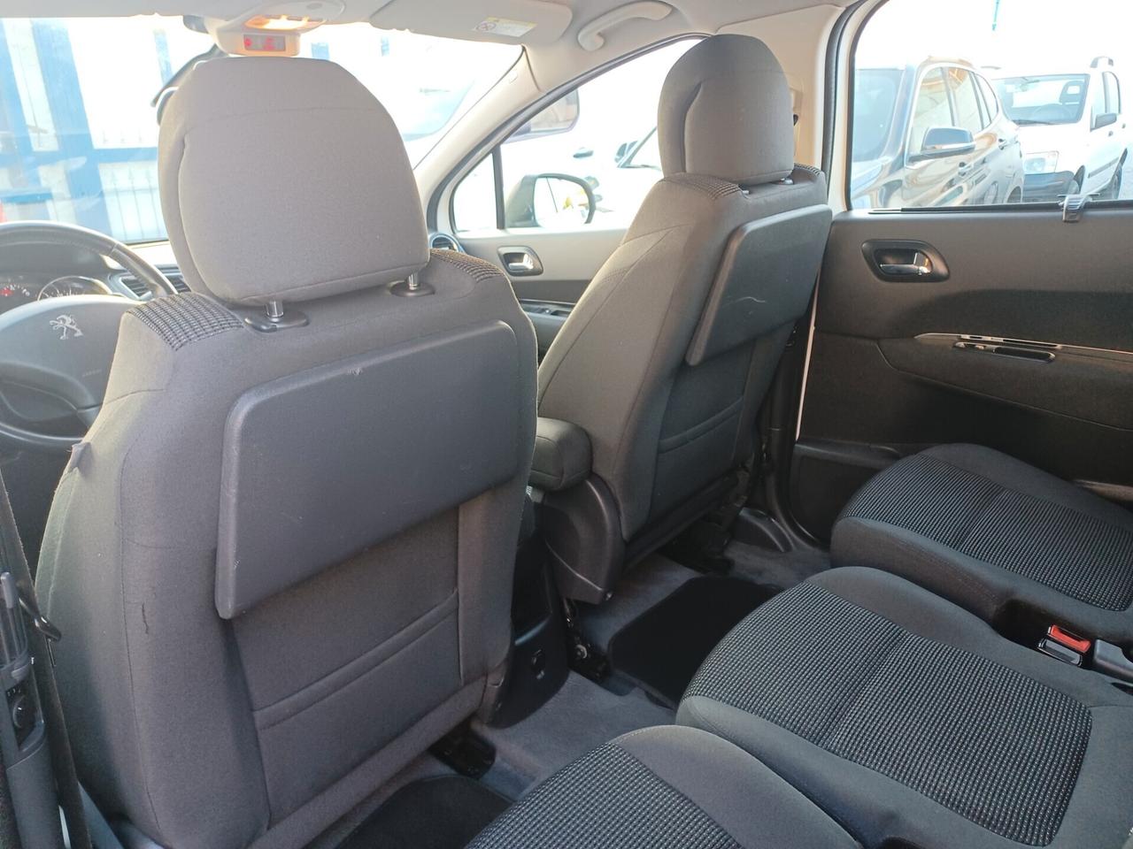 Peugeot 5008 1.6 HDi 115CV Allure 7 POSTI