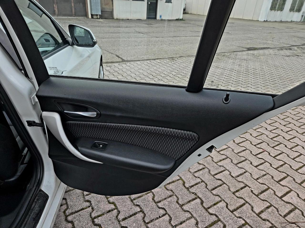 Bmw 116 116d 5p. Unique