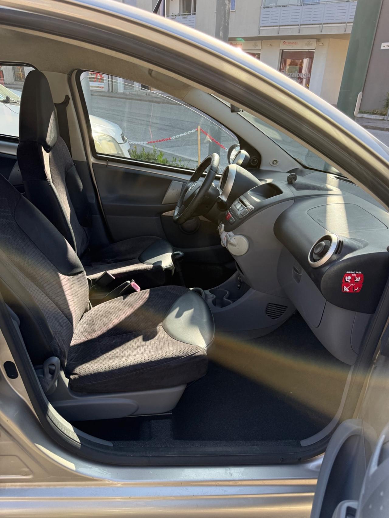 Toyota Aygo 1.0 12V VVT-i 5 porte Sol