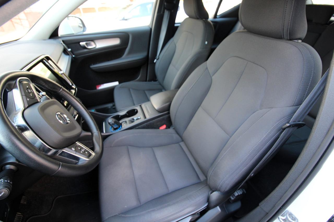 VOLVO XC40 MOMENTUM