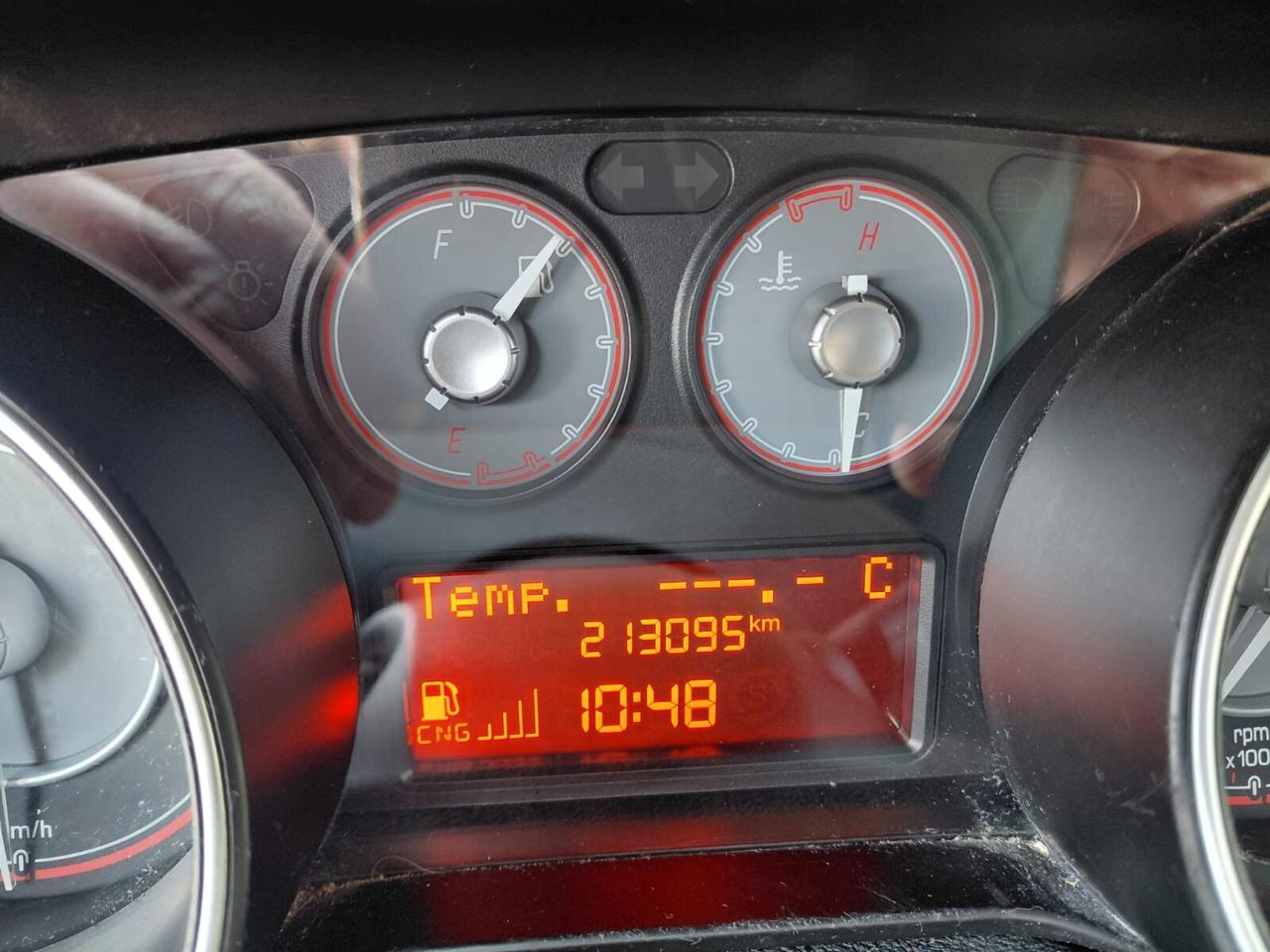 FIAT PUNTO ANNO 2015 BZ METANO ADATTA NEOPATENTATI KM 213 MILA