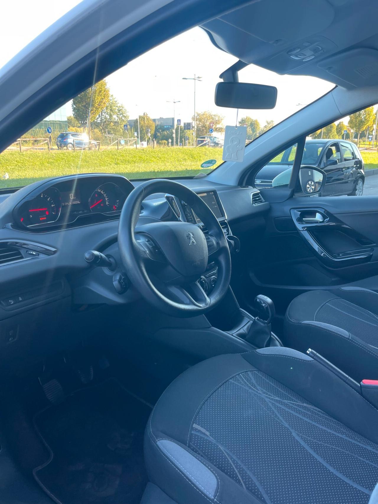 Peugeot 208 1.2 benzina Neopatentati