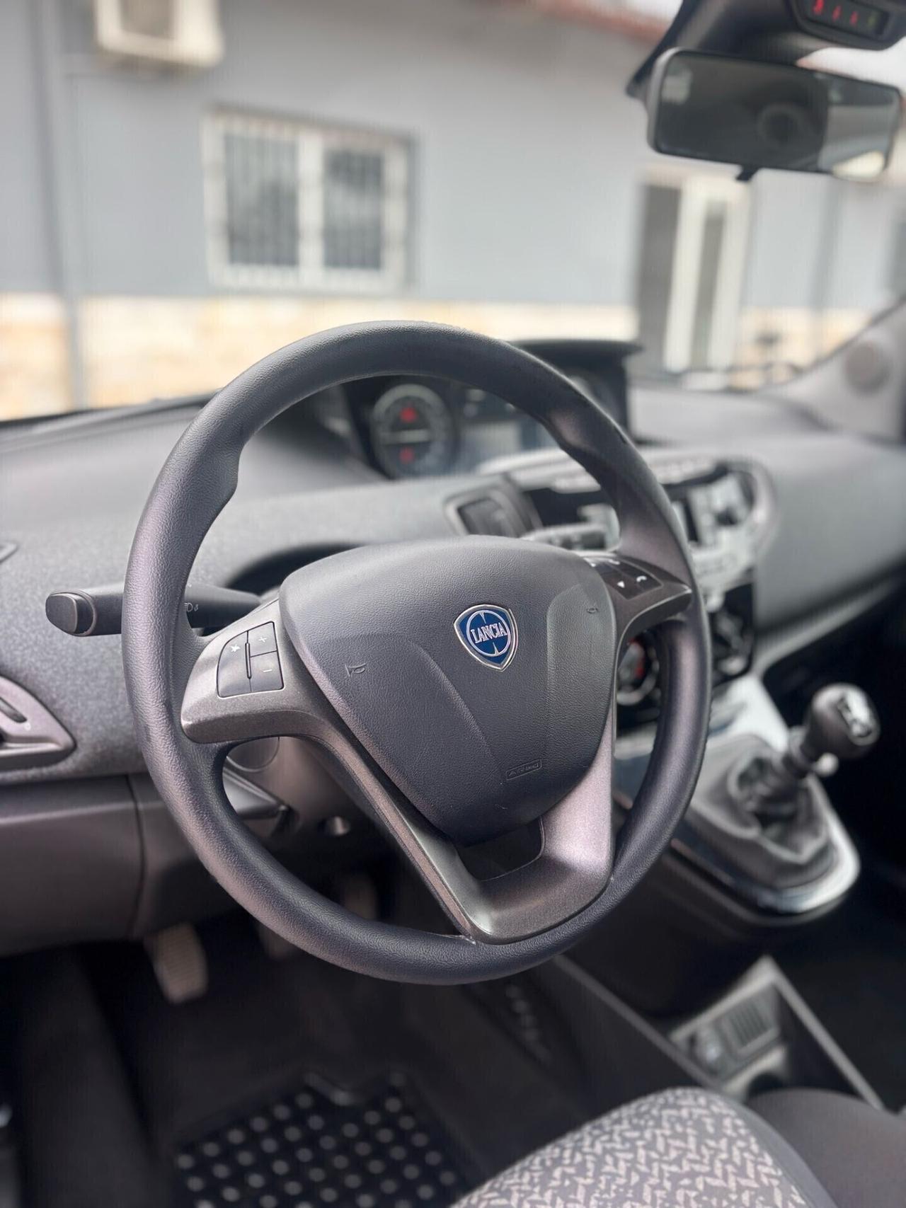 Lancia Ypsilon 1.0 FireFly 5 porte S&S Hybrid Ecochic Silver