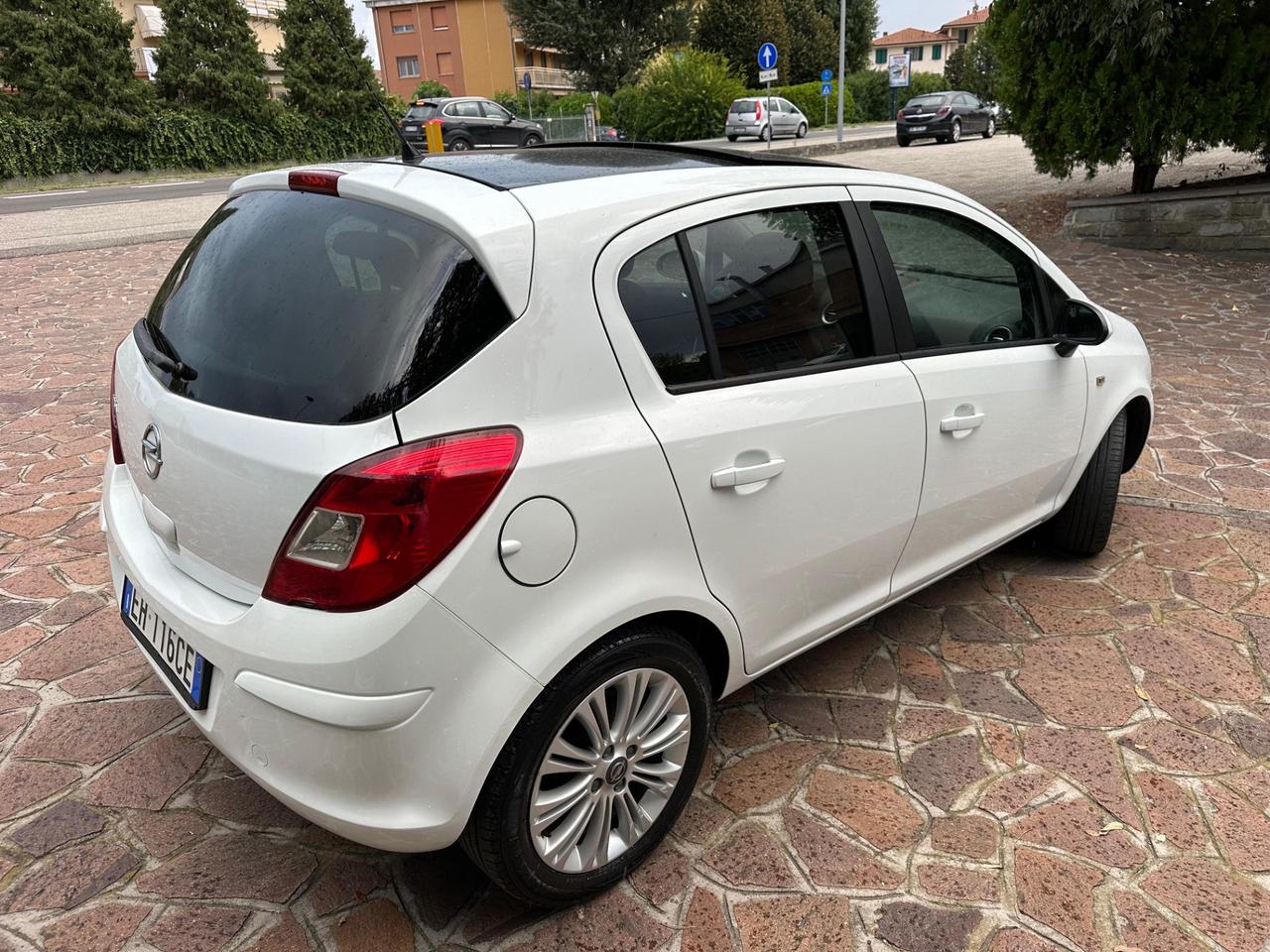 Opel Corsa 1.2 5 porte Cosmo NEOPATENTATI