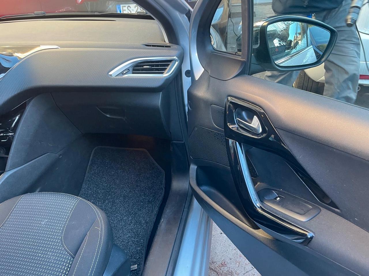 Peugeot 208 PureTech 82 5 porte Allure