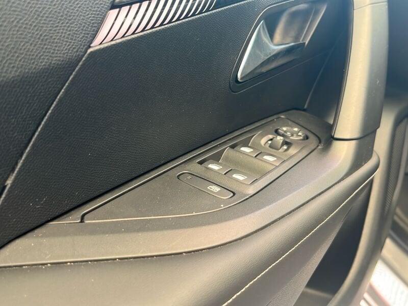 Peugeot 2008 Hybrid 145cv e-DCS6 Allure auto