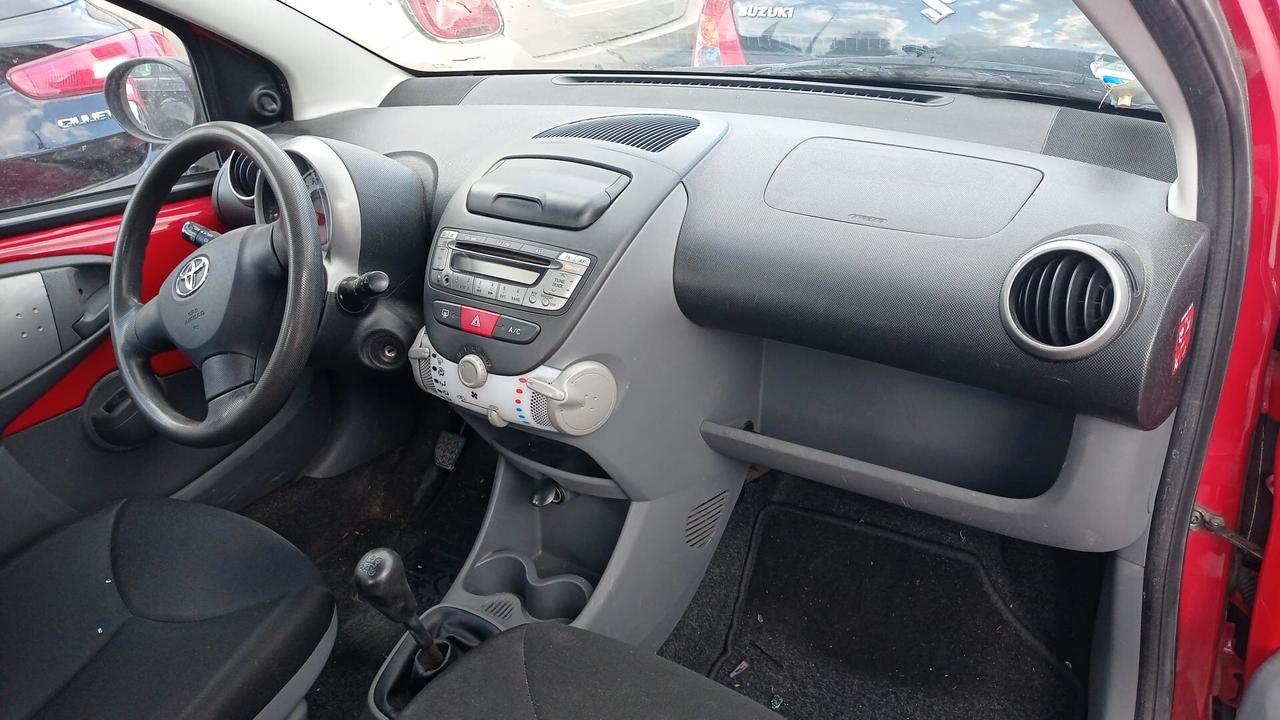 Toyota Aygo 1.0 12V VVT-i 5 porte Sol Connect-2012