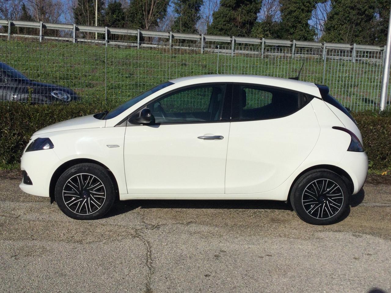 Lancia Ypsilon 1.0 FireFly S&S Hybryd Gold 5posti