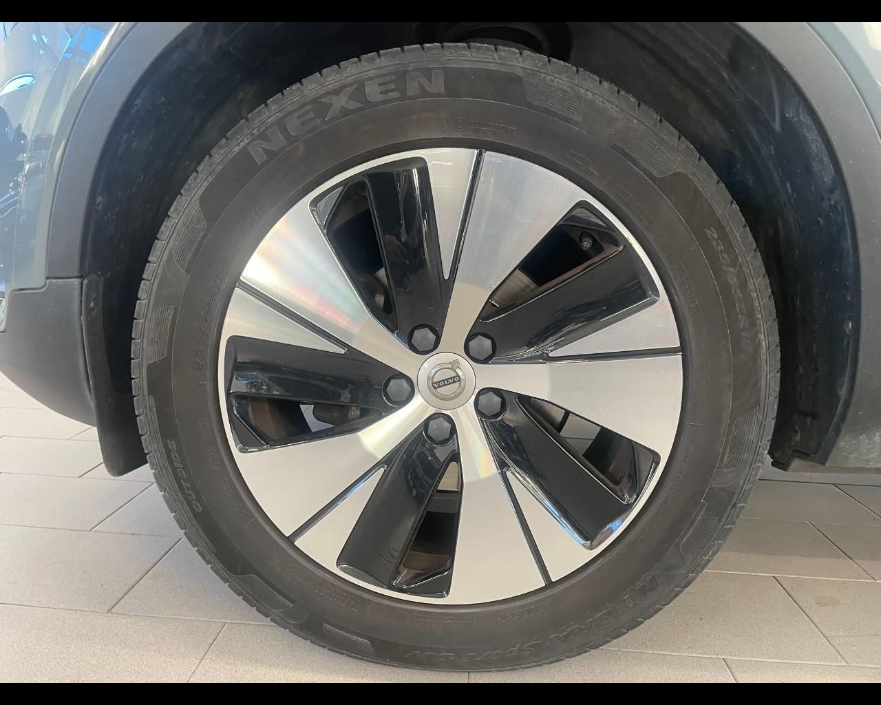 VOLVO XC40 (2017-->) - XC40 T2 Momentum