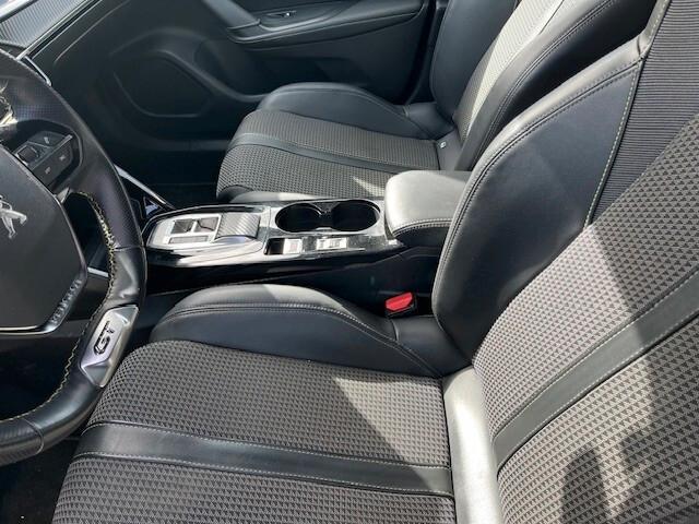 Peugeot 2008 PureTech 130 S&S EAT8 GT