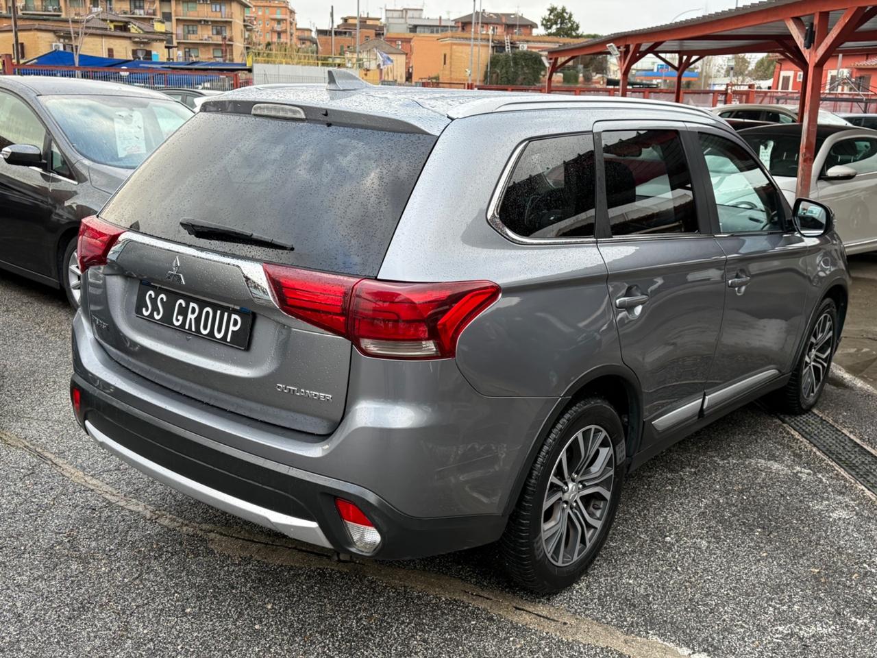 Outlander 2.2 DI-D 4x4-Instyle -7 posti-unipro-rate-E6