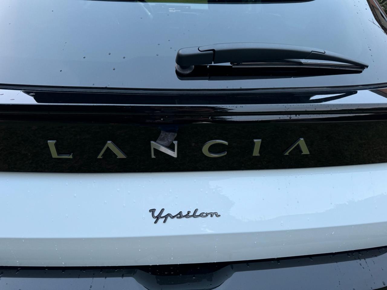 Lancia Ypsilon Hybrid e-DCT LX