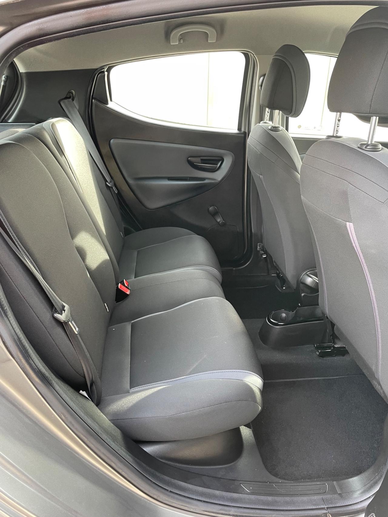 LANCIA YPSILON 10 NEOPATENTATI 1.2 BENZINA40.000 KM ANNO 2016