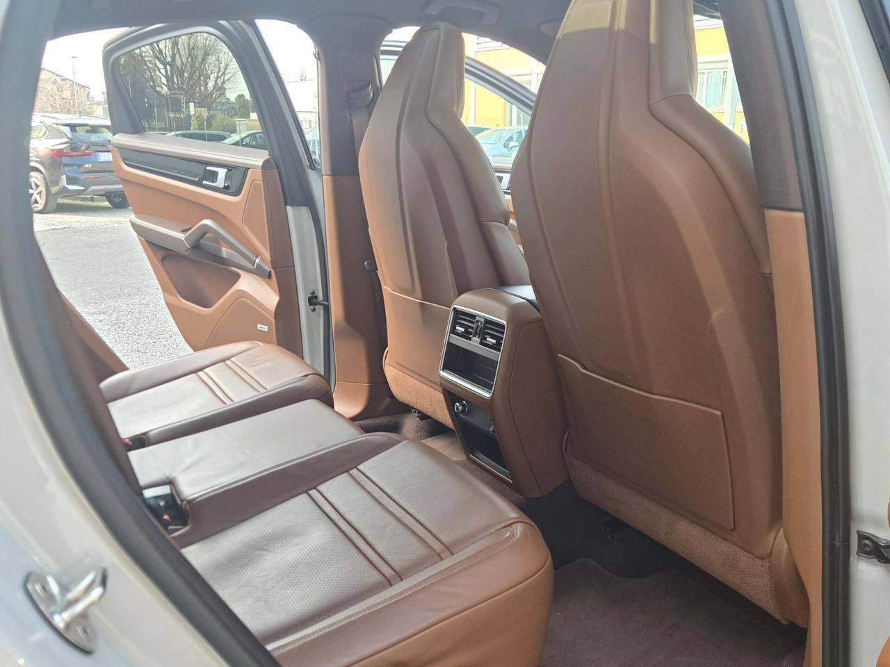 Porsche Cayenne Coupé 3.0 V6 E-Hybrid Platinum Edition