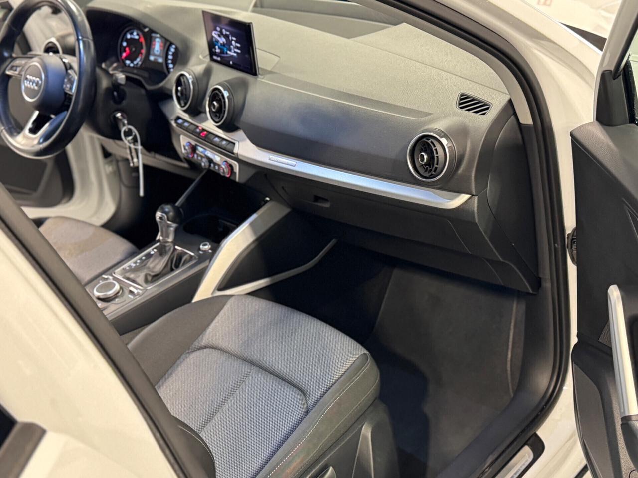 Audi Q2 TDI S tronic Sport , NAVI !