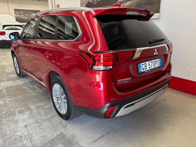MITSUBISHI Outlander 2.4 MIVEC 4WD PHEV Instyle